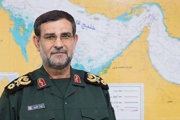 الأدميرال تنكسيري: اقتدار البحرية الايرانية يتعاظم امام الاعداء في البحار