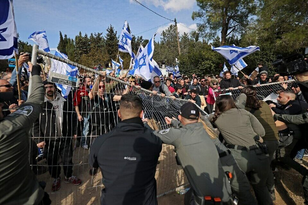 درگیری خیابانی طرفداران و مخالفان نتانیاهو/ بازداشت 17 معترض + فیلم