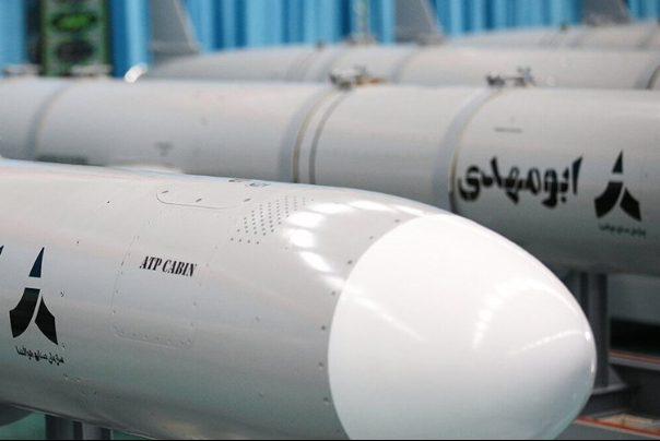 איראן חושפת את הטיל הימי ארוך הטווח הראשון שלה שמשתמש בבינה מלאכותית