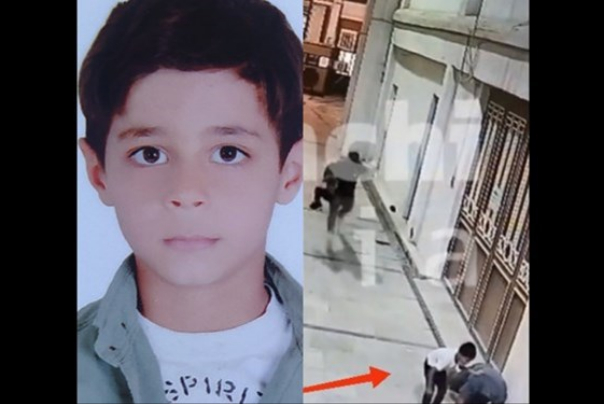 طفل شجاع يساعد أبيه الجريح خلال الهجوم الارهابي على مرقد "شاهجراغ"