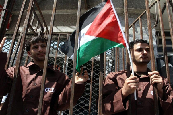 1000 أسير فلسطيني يشرعون في الإضراب المفتوح عن الطعام