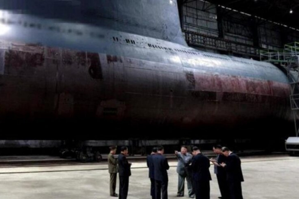 کره شمالی از زیردریایی جدید هسته‌ای رونمایی کرد
