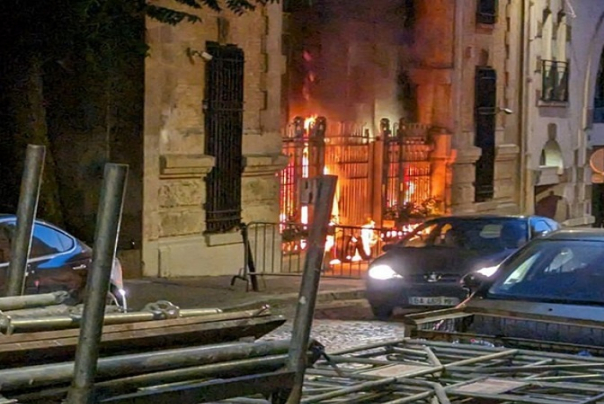 وسط تخاذل الشرطة.. اعتداء على السفارة الإيرانية في باريس