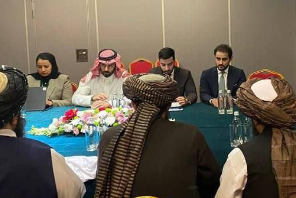 طالبان کاردار عربستان را به دلیل حضور یک زن در جلسه احضار کرد!