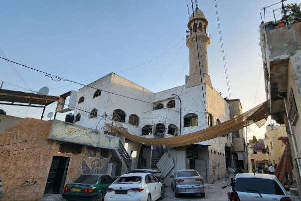شاهد.. قصف مسجد الأنصار في مخيم جنين وارتقاء شابين