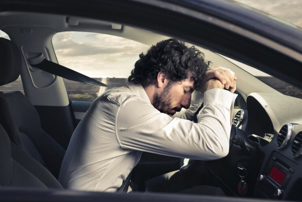 تطبيق ايراني يحذّر من النوم أثناء القيادة