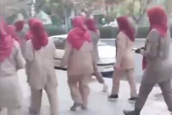 ماجرای حضور زنان با لباس منافقین در خیابان‌های تهران چه بود؟ +ویدئو