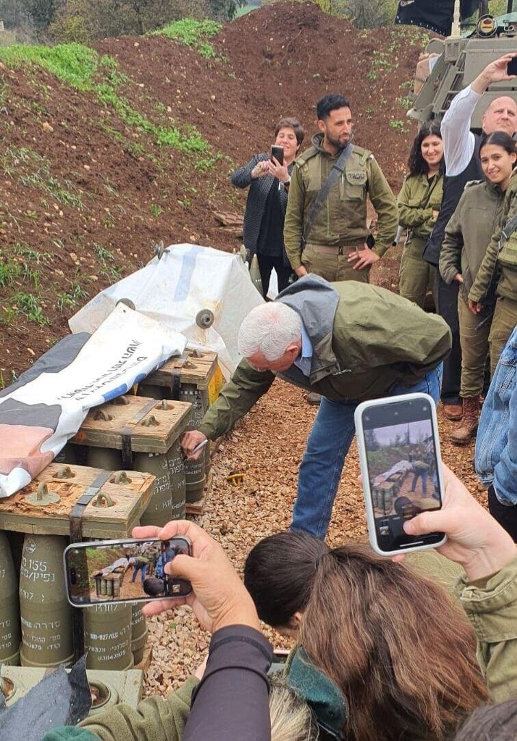 تصویری از مایک پنس درحال امضای گلوله توپخانه برای شلیک توسط ارتش رژیم صهیونیستی +فیلم
