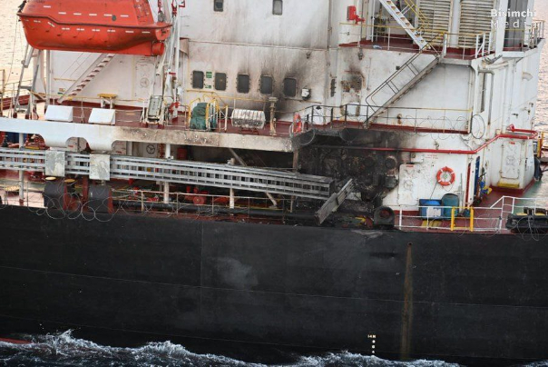 تصویری که گفته می‌شود مربوط به کشتی آمریکایی مورد هدف قرار گرفته از سوی انصارالله یمن است