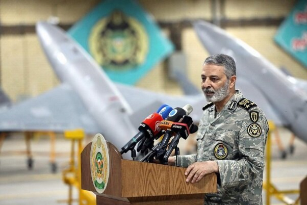 قائد الجيش: قوة إيران القتالية تزداد مع إنتاج الطائرات المسيرة
