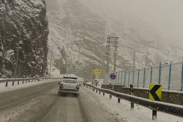 بارش سنگین برف در آزادراه تهران-شمال؛ از سفرهای غیرضروری پرهیز کنید