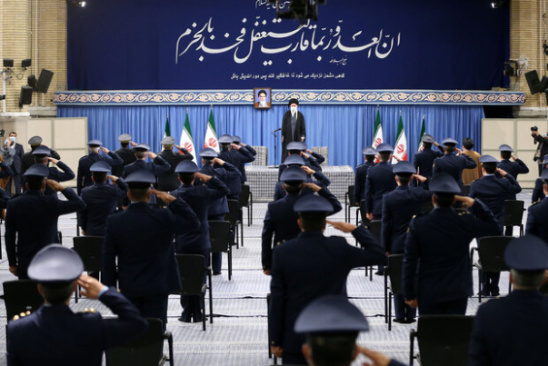 اليوم.. قائد الثورة يستقبل جمعا من قادة القوات الجوية