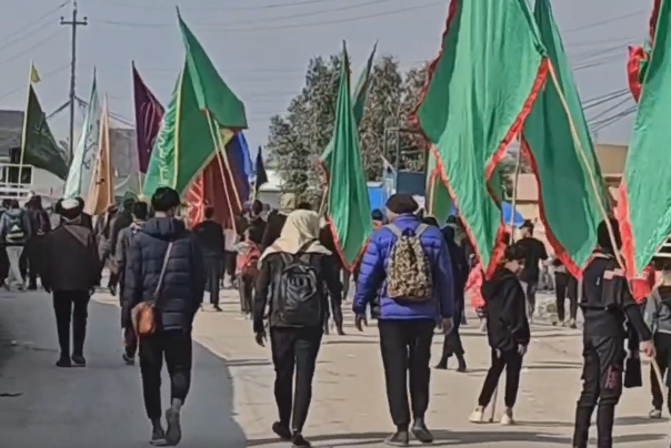 شیعیان عراقی امروز به سمت کاظمین پیاده‌روی کردند +فیلم