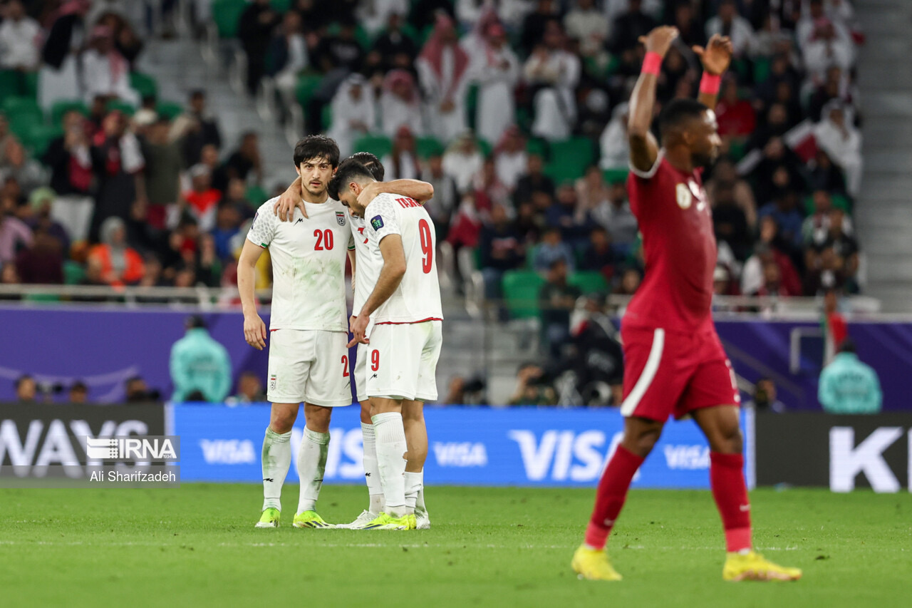 تصاویری از ابراز احساسات تماشاچیان بازی فوتبال ایران و قطر در جشنواره فجر 42