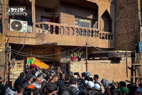 تصویری از تشییع پیکر شهید «ابوباقر الساعدی» از مقابل منزل وی دربغداد
