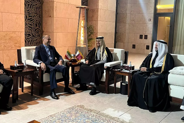 Министр иностранных дел Ирана встретился с катарским коллегой в Дохе