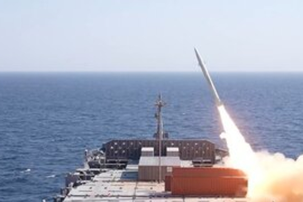 Первый запуск баллистической ракеты с корабля «Мученик Махдави», принадлежащего КСИР