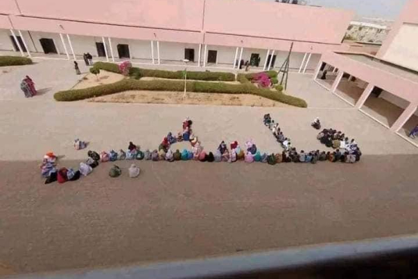 تضامنا مع غزة: طلاب جامعة نواكشوط العصرية يرسمون اسم فلسطين بأجسادهم