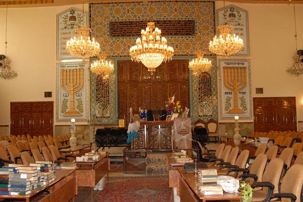 נוכחותו של מושל טהראן בבית הכנסת יוספאבאד בטהרן