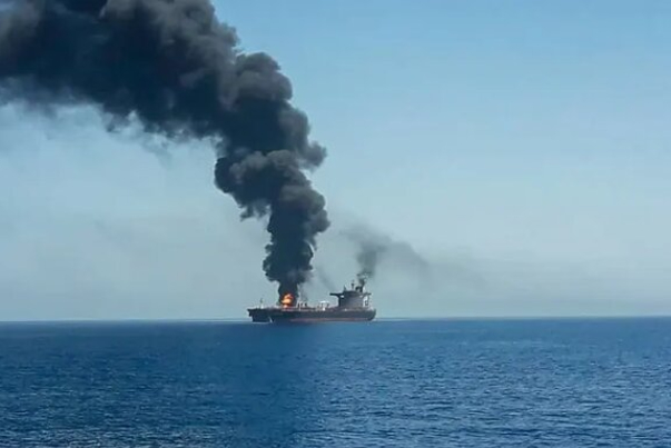 یک کشتی در سواحل الحدیده یمن مورد هدف قرار گرفت