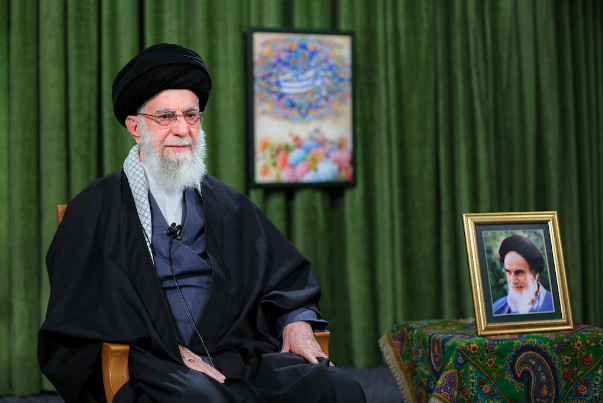 قائد الثورة يسمي العام الايراني الجديد بعام "قفزة الانتاج بمشاركة الشعب"