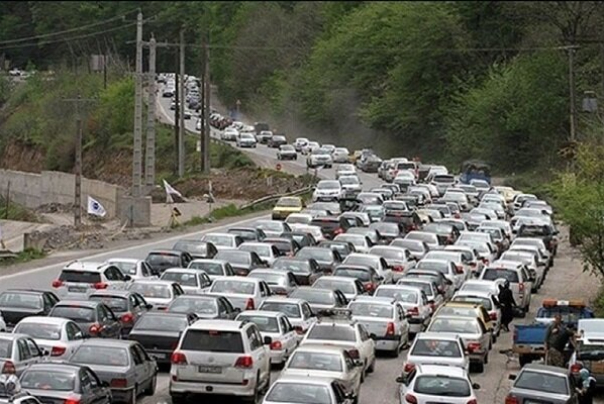 آزادراه تهران - شمال و جاده کرج - چالوس  یک طرفه شد/ ترافیک همچنان سنگین است