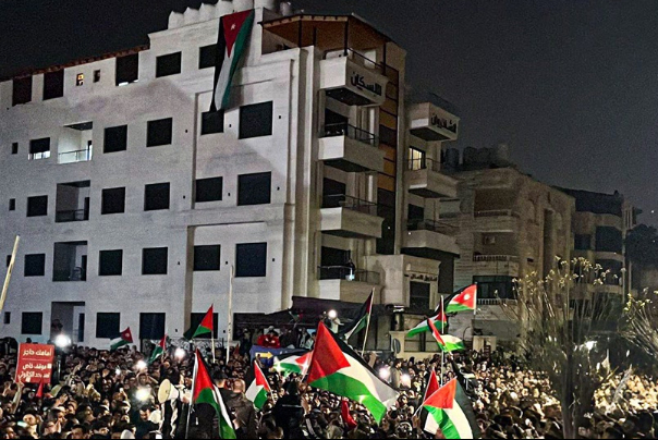 ازدحام جمعیت اردنی‌ها مقابل سفارت رژیم صهیونیستی در امان در حمایت از غزه و مقاومت