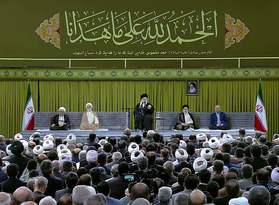Leader: Islamic governments' help to Zionist regime ‘a betrayal to Islamic Ummah’
