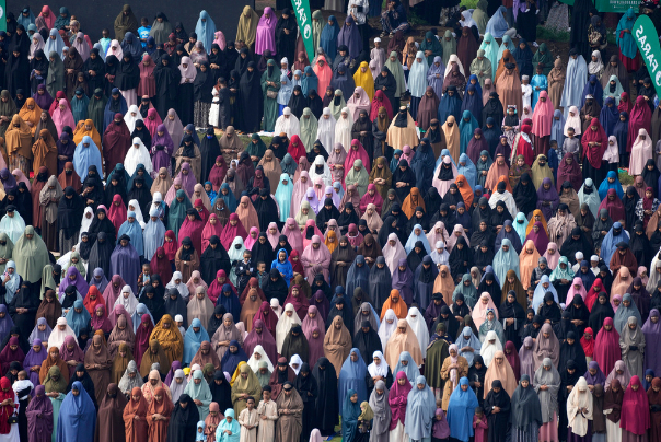 گزارش تصویری | برگزاری نماز عید فطر در کشور های مختلف جهان؛ از شرق دور تا آمریکای شمالی