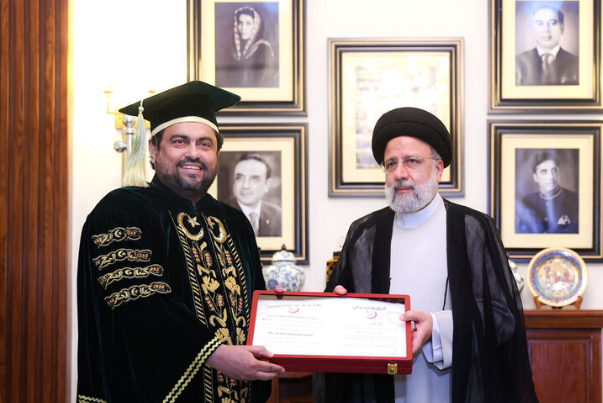 אוניברסיטת קראצ'י מעניקה לנשיא איראן תואר דוקטור לשם כבוד