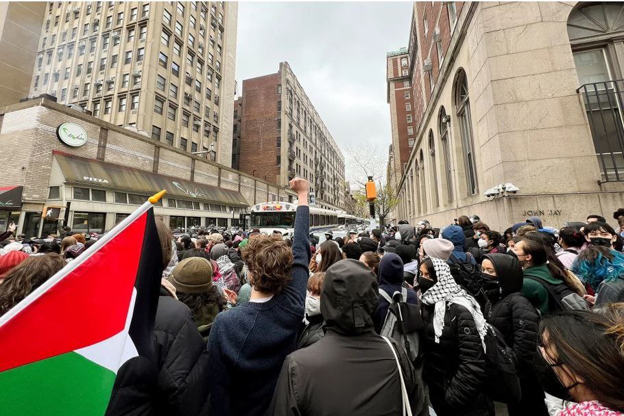 الطلاب المحتجون على جرائم الصهاينة في امريكا: لن نكون شركاء في جرائمكم