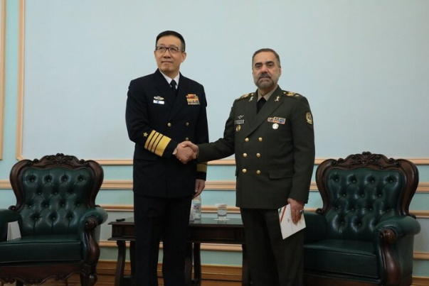 שר ההגנה האיראני נפגש עם מקבילו הסיני בשולי פגישת שרי ההגנה של ארגון שיתוף הפעולה בשנחאי