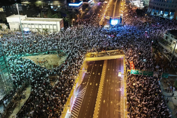 数千名犹太复国主义者聚集在特拉维夫卡普兰十字路口