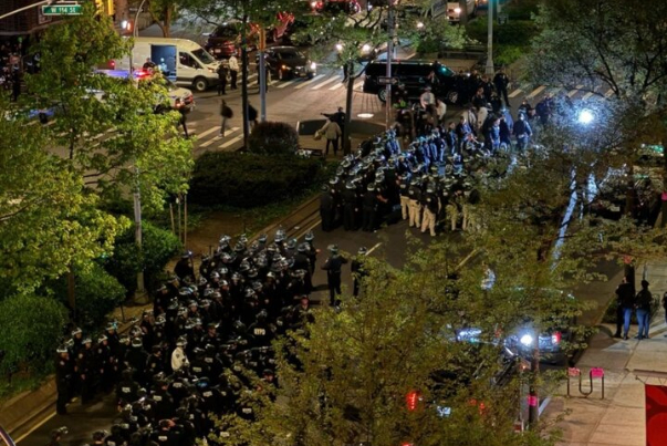 עם כלי רכב וציוד מהומות... משטרת ניו יורק מסתערת על אוניברסיטת קולומביה ומפזרת את הישיבה לתמיכה בעזה