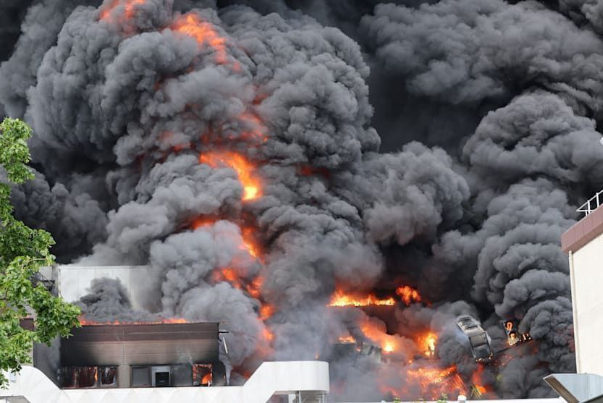 آتش‌سوزی در کارخانه صنایع نظامی «دیل» در برلین +فیلم
