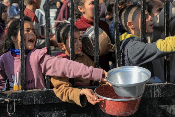 آخر التطورات في فلسطين المحتلة.. شبح المجاعة يتربص بآلاف الفلسطينيين في غزة