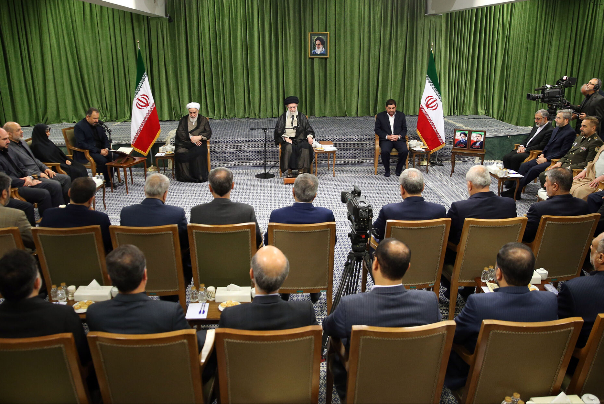 قائد الثورة: ينبغي أن يكون الشهيد رئيسي أسوة لجميع المسؤولين