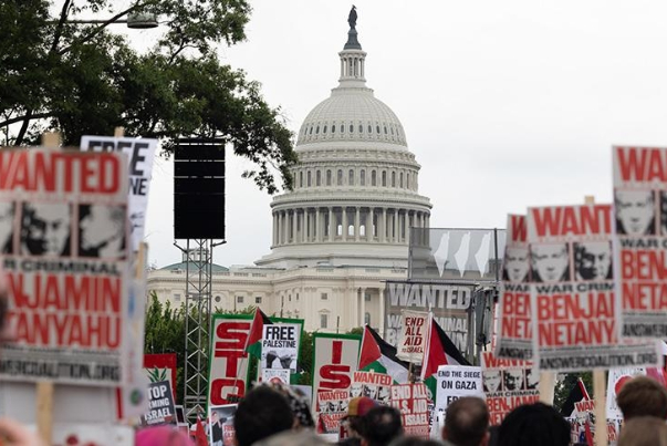 نتنياهو المنبوذ.. احتجاجات واسعة في محيط الكونغرس ضد رئيس الوزراء الصهيوني