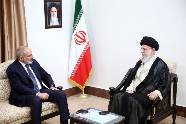 الإمام الخامنئي يستقبل نيكول باشينيان