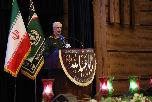 رئيس هيئة أركان القوات المسلحة الإيرانية يتحدث عن الوحدة بين ايران والعالم الاسلامي