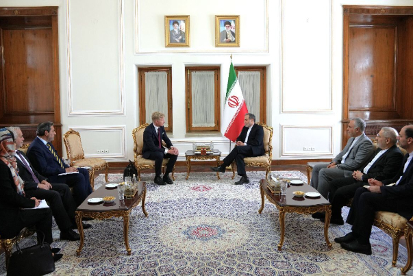 وزير الخارجية يؤكد على دعم ايران الحازم لارساء السلام والامن المستديمين في اليمن