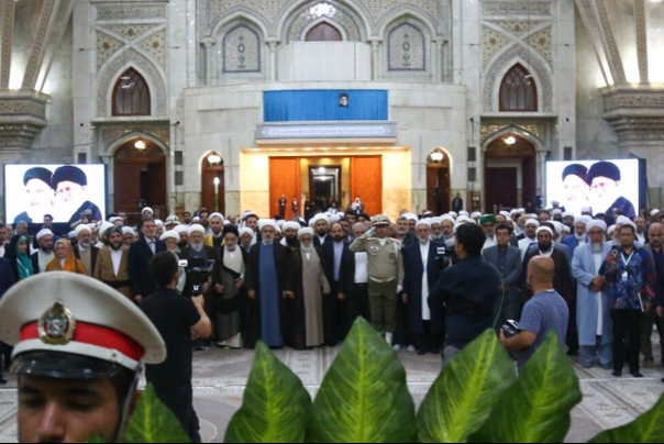 ضيوف مؤتمر الوحدة الإسلامية يجددون العهد مع اهداف الإمام الخميني (رض)