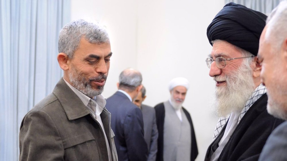 قائد الثورة: السنوار صمدَ بعزيمة فولاذيّة في وجه العدوّ المعتدي والظالم