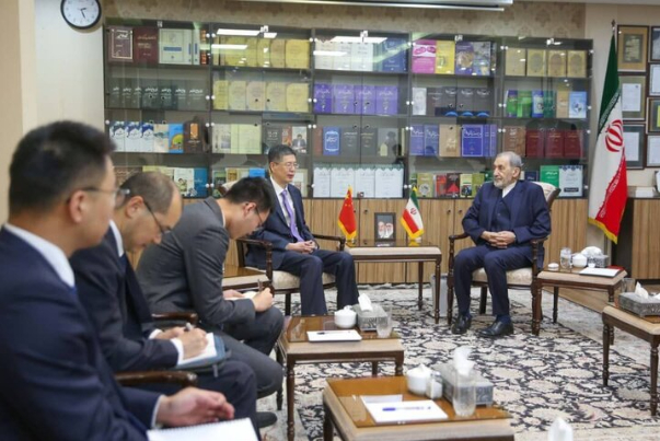 ولايتي: العلاقات الصينية الإيرانية استراتيجية والاحداث التي تجري حولنا لن تؤثر عليها