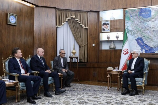 عارف: الجمهورية الإسلامية الإيرانية تعتبر التعاون الطويل الأمد والشامل مع روسيا أمراً مهماً