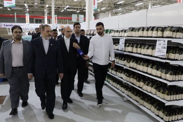 ايران تؤكد على تطوير التعاون الاقتصادي مع فنزويلا