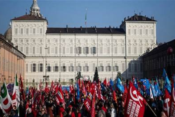 آلاف الإيطاليين يضربون عن العمل إحتجاجا على تراجع القدرة الشرائية