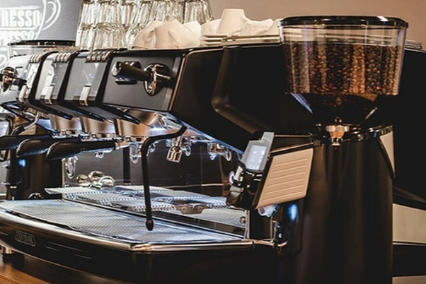 توطين "آلة صنع القهوة" في ايران.. حل مثالي للتخلّي عن 70% من القطع المهربة وصرف العملات