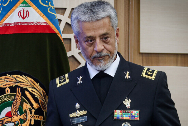 الأدميرال سياري:  النظام الإسلامي تمكّن بقيادته الحكيمة من مقاومة أي تهديد بقوة وعزّة