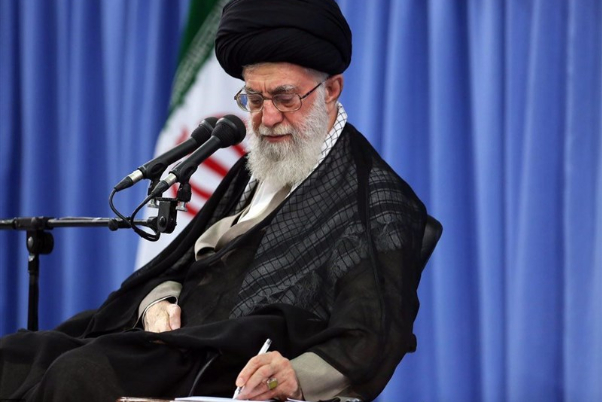 قائد الثورة يؤكد على اداء الصلاة في اول وقتها بإنتباه وحضور القلب